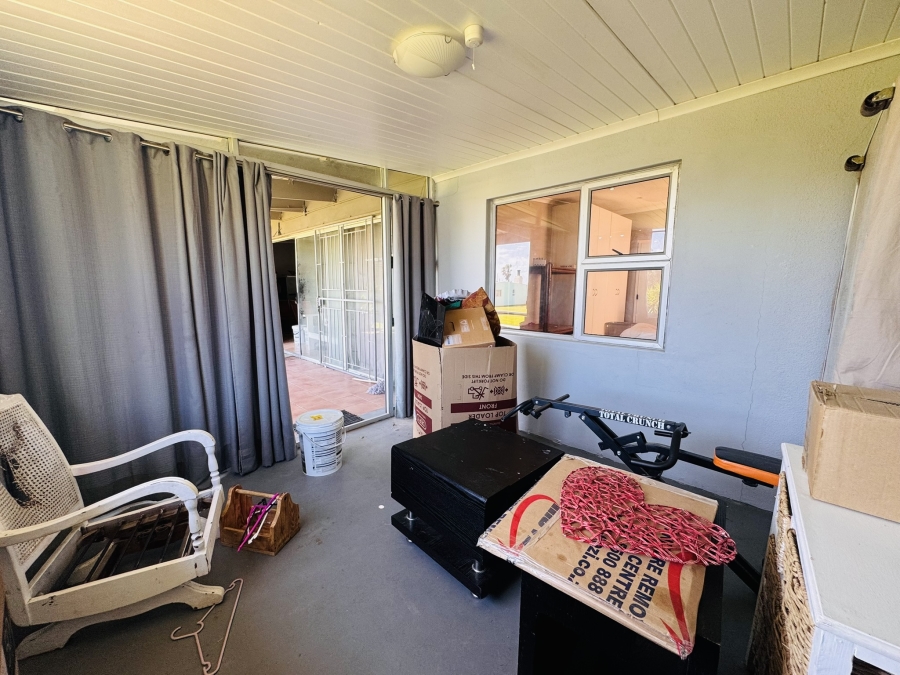 To Let 4 Bedroom Property for Rent in Harbour Island Western Cape